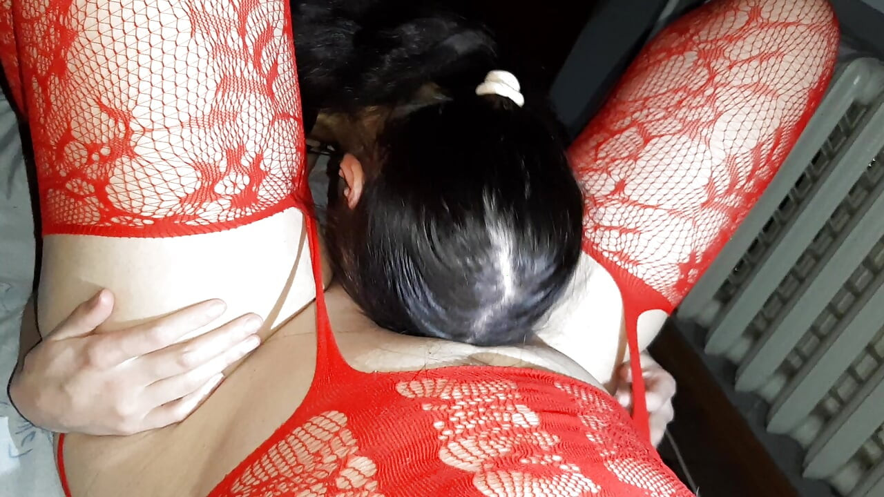Una estudiante se prepara para sus exámenes de anatomía e historia teniendo sexo con sus dos maestros en la cama.