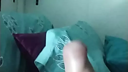 Yatakta koca kafa okşayarak