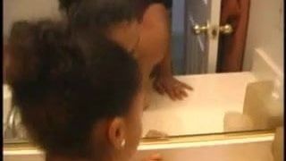 Une nana de Curaçao baise en train de sucer