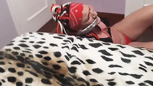 Связанная и борется за побег