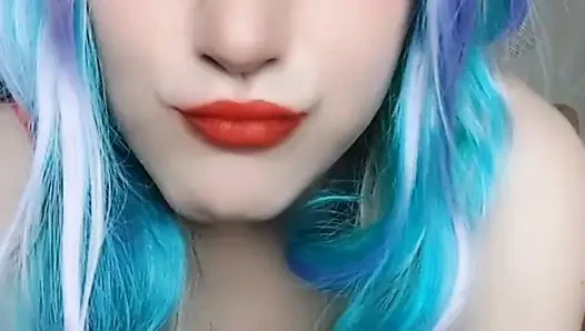 Prenses Kitty arkadaşlarıyla konuşuyor