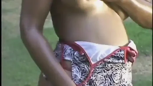 Kontol hitam menjelajahi seberapa dalam lubang cewek kulit hitam dengan pantat besar
