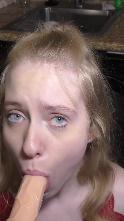 Maella (kalllie Taylor) -sucks You off in the Kitchen