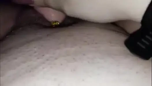 Kurze zusammenstellung von squirtender peitsche mit einem dildo