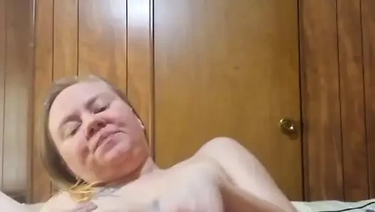 Женушку в одиночестве перед камерой