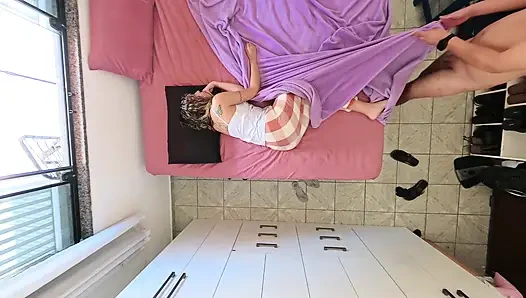 Мой отчим посещает мою комнату, когда мы одни дома.