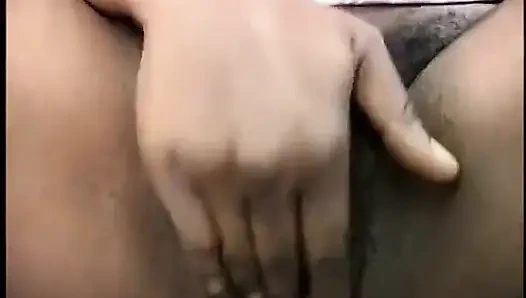 Coco pink si cewek cantik kulit hitam lagi asik ngocok kontol besarnya pakai kontol besar