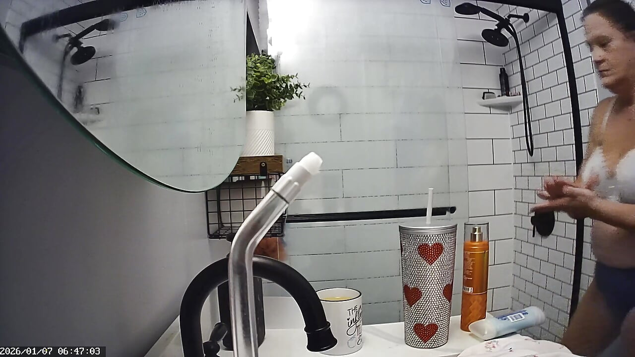 Mrs. joanne tanner, eine echte öffentliche lehrerin mit großen natürlichen titten, zeigt sich in der dusche 01-07-2026