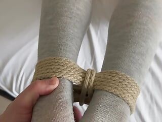 Mestre fode escravos amarrados com pés em meias