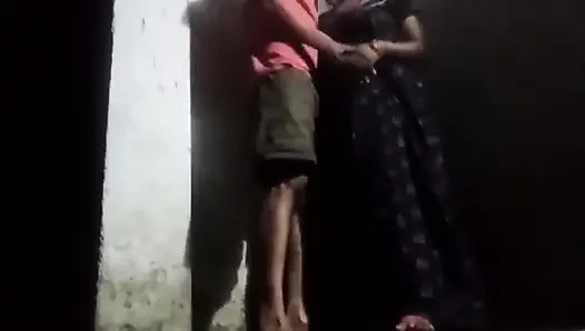 Desi freundin-ehefrau fickt in der nacht im freien, sex mit draußen zu hause