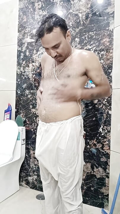 ชาย Desi อินเดียเพลิดเพลินกับการอาบน้ําและโชว์ช่วยตัวเองกับเพื่อนบ้าน