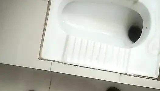 Ellerime sabun koydum ve ellerimi yıkamak için ofis tuvaletine gittim.