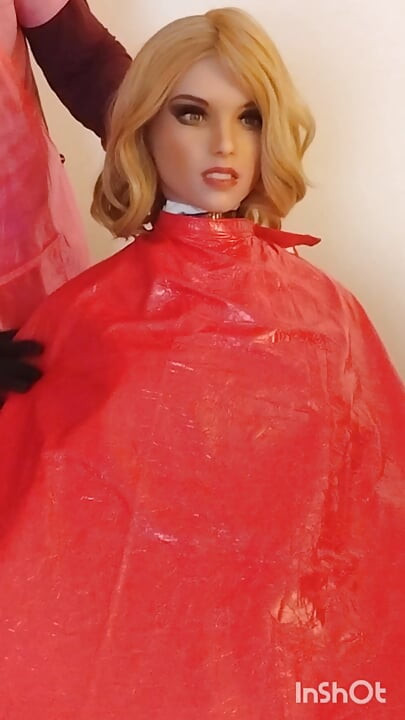 Lauren, la princesa del salón de belleza, modelando con capa química y fetiche