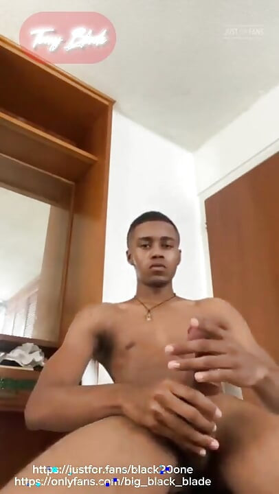 你和我都同意, 这是一次多汁的射精, 有很多精液, 英俊的大黑鸡巴男孩自慰