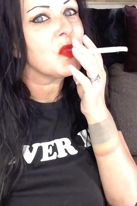 Anna lagi asik merokok