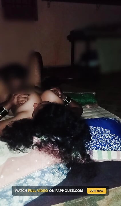 Sexe secret en milieu de nuit. Une belle-mère desi baise.