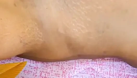 Aniket ve Akash Pratibha'yı sevdiler ve ağzına bir penis koydular.