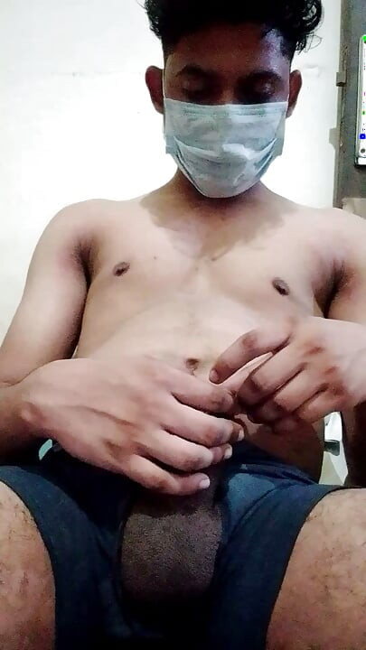 Ek ladka apne hathon se hasthmathun karta hua