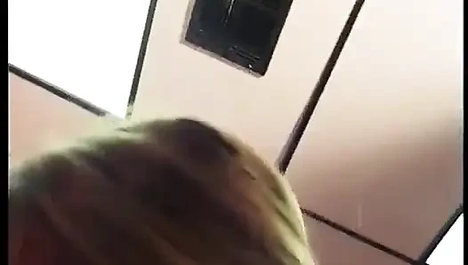 Ponpon kız gibi giyinmiş güzel yarak emen fahişe yarakla dolduruluyor