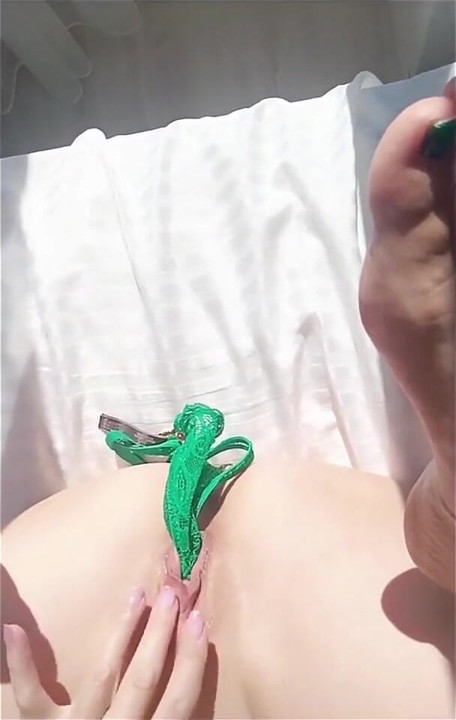 Des string mignons en peluche dans ma chatte trempée