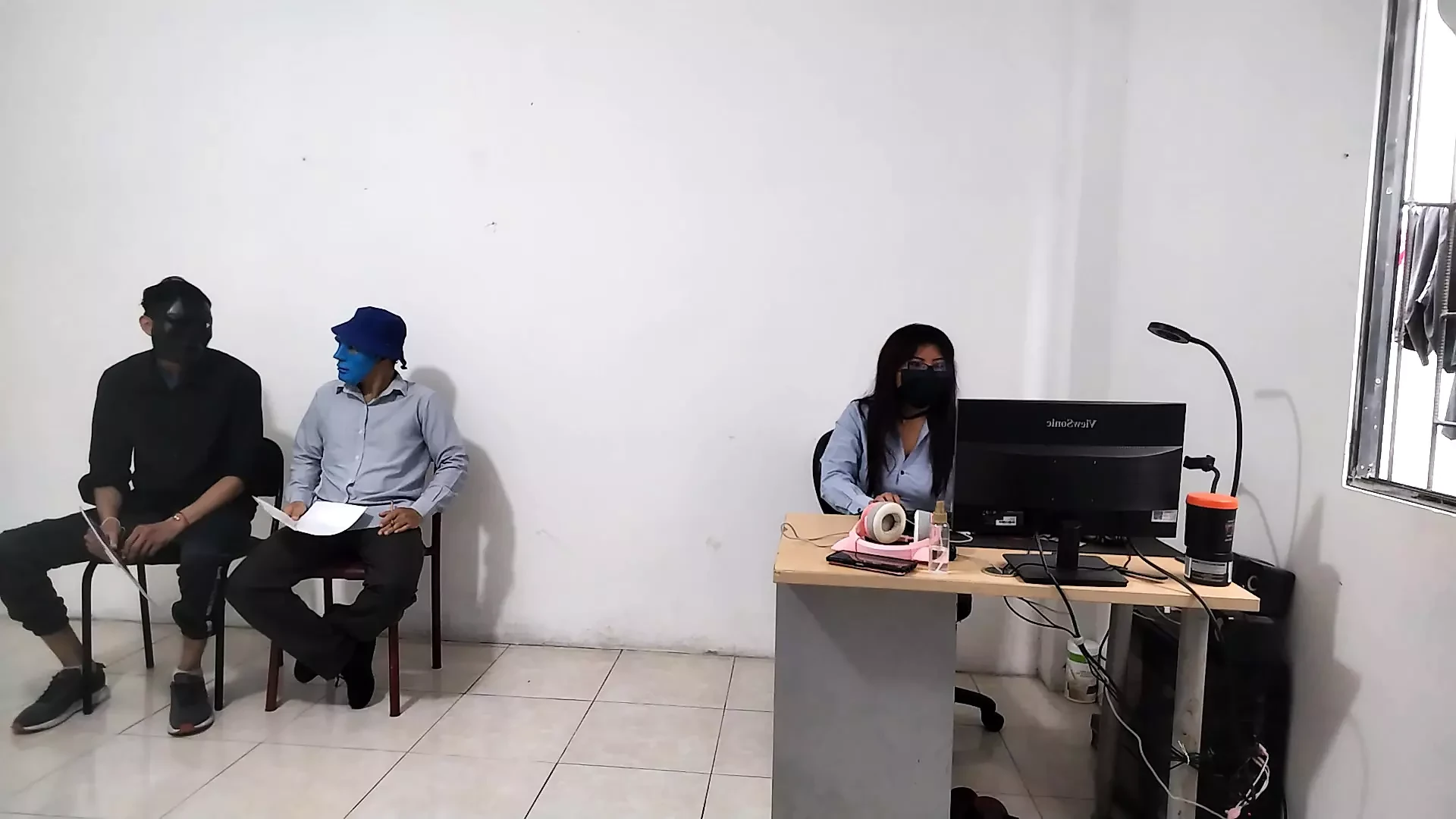 Sexi executiva fode seu novo empregado - ela dá-lhe a bunda