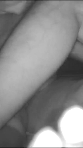Moment envoûtant de « Une femme mariée indienne du village s’embrasse et se fait baiser »