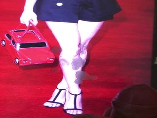 Maisie Williams, hommage aux jambes