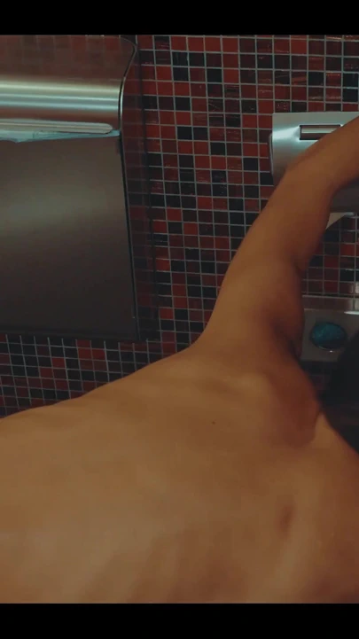 在水疗中心找到一个做爱的地方并不容易，所以我们最终在卫生间里，他后入式操我并射在我身上