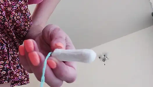 Kıllı bir yakın planda tamponla oynamak