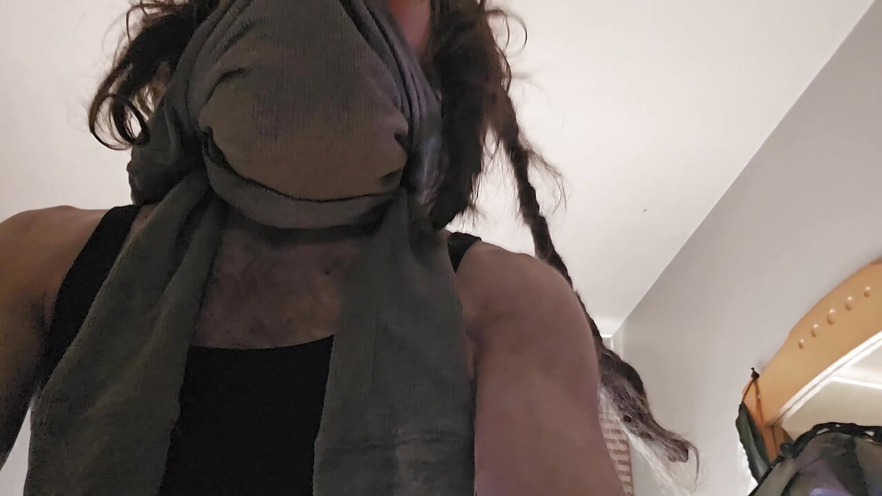 SkinnyFemboyOso se oblači u gaćice i suknje 😜