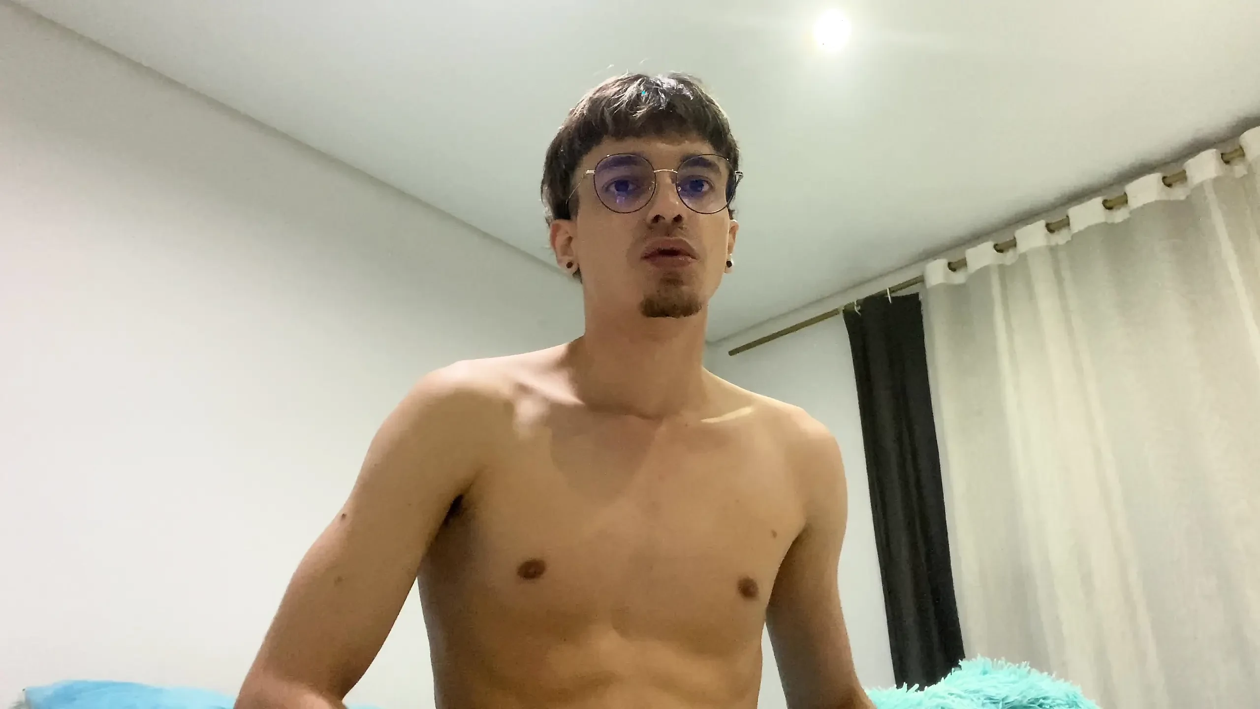 SLIM TWINK EGYRE KANOSABB LESZ ÉS A FARKÁT CSAPKODJA