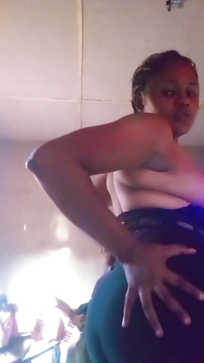 Hony Nigerian girl touching herself on a live video