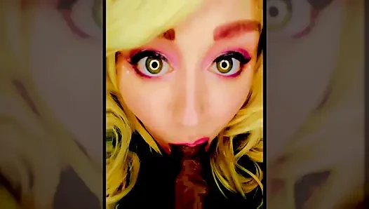 Komşunun ateşli sarışını büyük siyah sulu yarağını emmeyi denemek istiyor