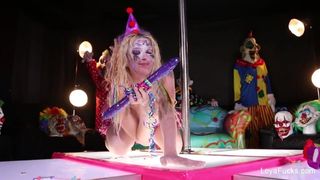 Clown Leya Falcon speelt met een grote paarse dildo