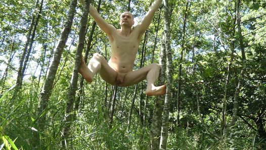 外の工藤竜は服を脱ぎ裸の木に登る