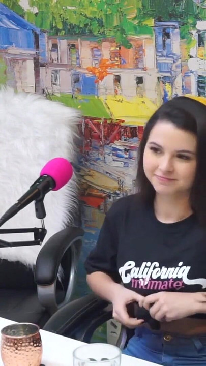 Uzbudljiv trenutak iz "Flavia Oliver izvodi oralni seks s Natashom Steffens tijekom snimanja California Podcasta"