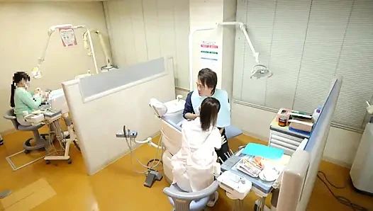 Gözlerini benimle kilitlemeye devam eden dişçi