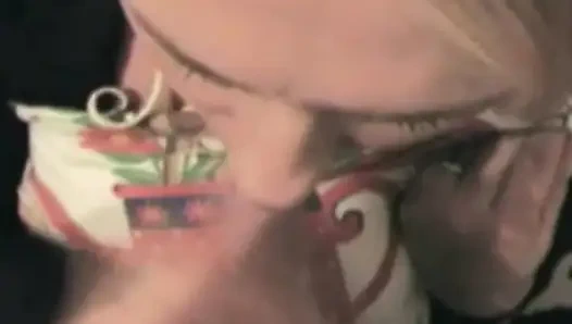 Tombul sarışın yeni yıl kutlaması