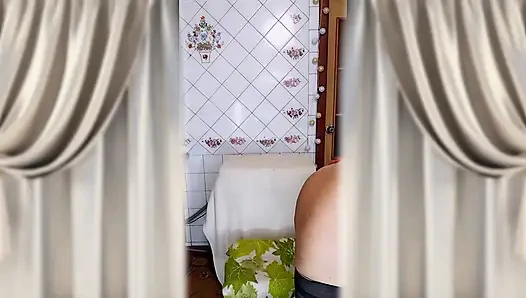 Горячая домохозяйка Лукерья на кухне в красном нижнем белье.