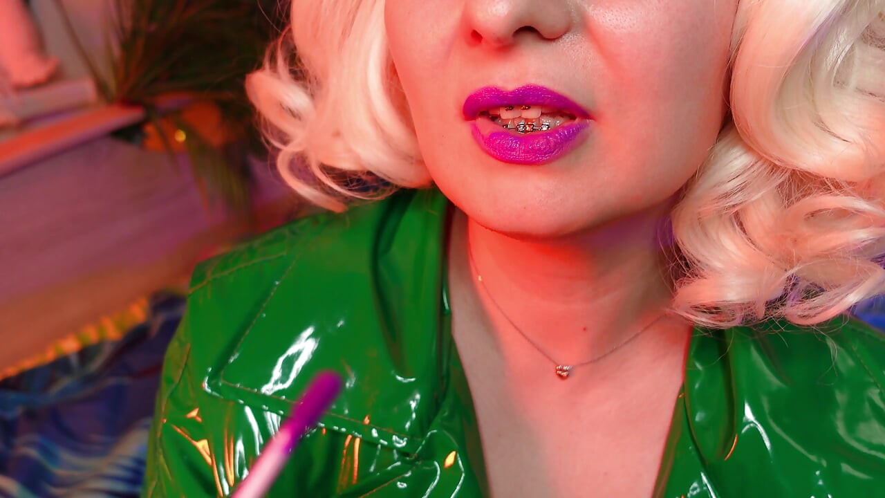 ASMR provoca lentamente con lápiz labial