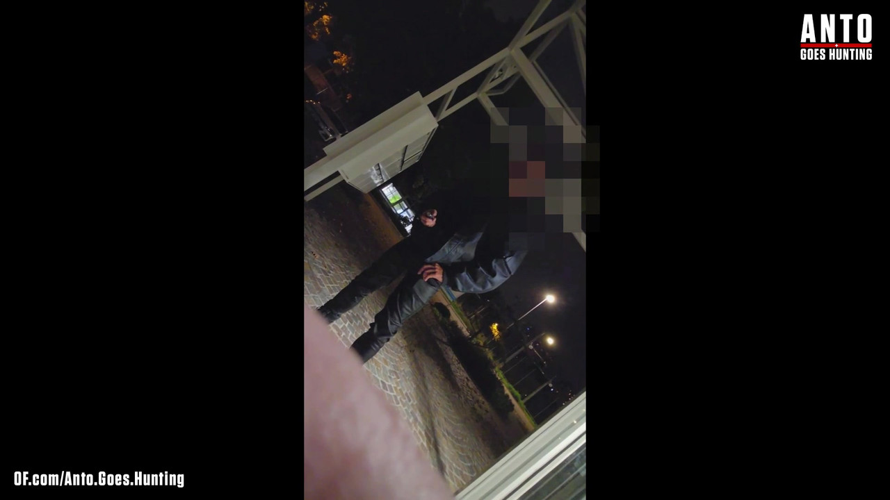 另一个保安走近并说服