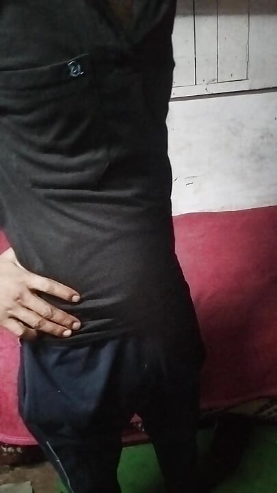 Bangladeshi transsexual chenge vestido está em casa