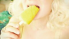 Asmr - sfw - mukbang видео - поедание мороженого с сексуальной едой, звук в брекетах