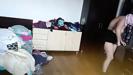 Женщина-любительница С Удовольствием Примеряет Одежду И Кроит Её