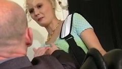 Блондинка принимает анальный гэнгбэнг дедушки