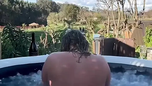 Outdoor-sex Mit Einer Heißen Blonden MILF in Einem Whirlpool - Whirlpool