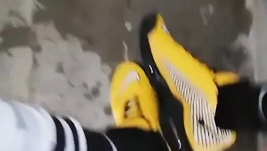 Pisciato sulle scarpe