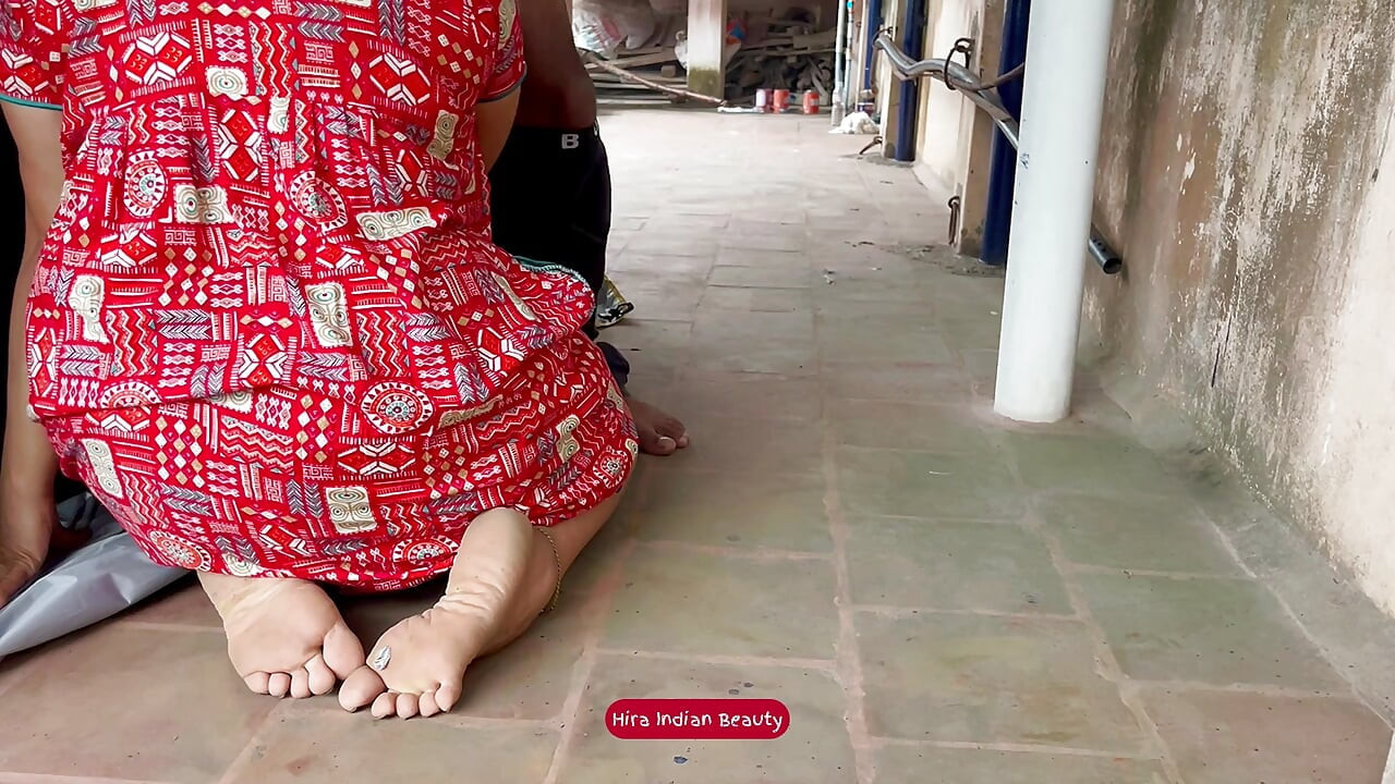 Buurman oom neukt Desi-milf ruw op de vloer. Geile vreemdgaande vrouw poesje gevingerd en hard geneukt