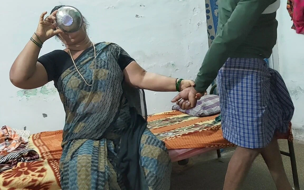 当我的继母喝咖啡和做爱时, 我主宰了她.