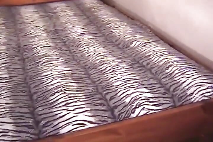 Fiesta lésbica loca después del juego en la piscina